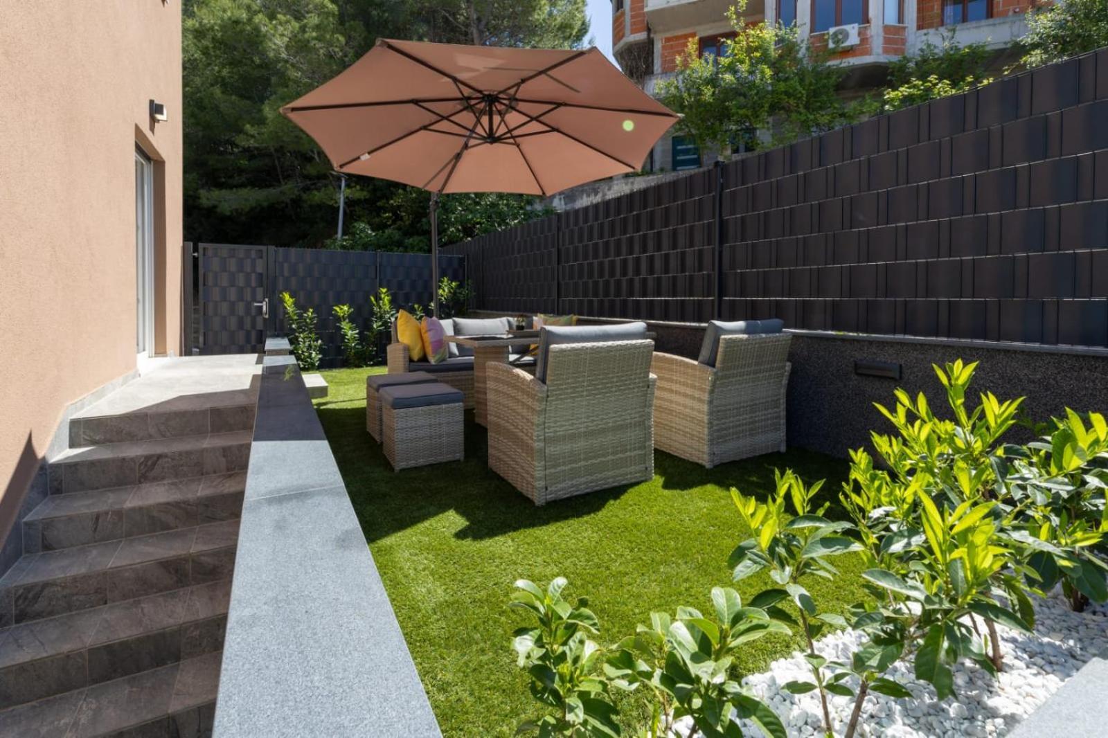 New Modern In With Garden And Jacuzzi