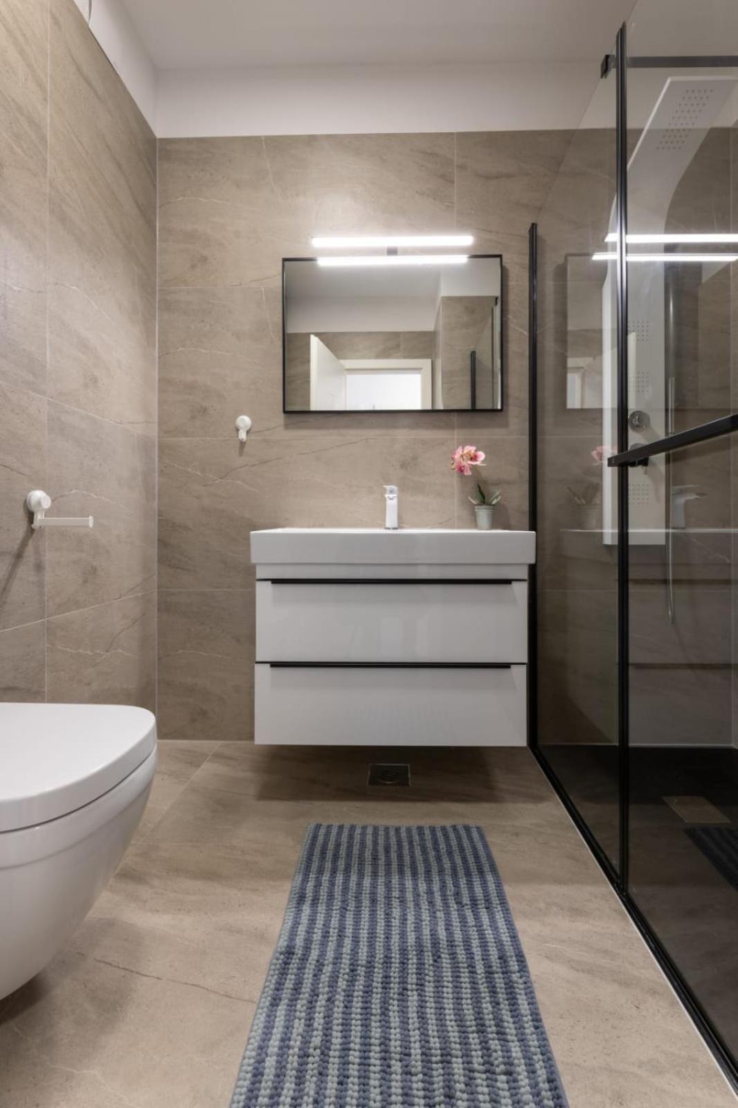 New Modern In With Garden And Jacuzzi *