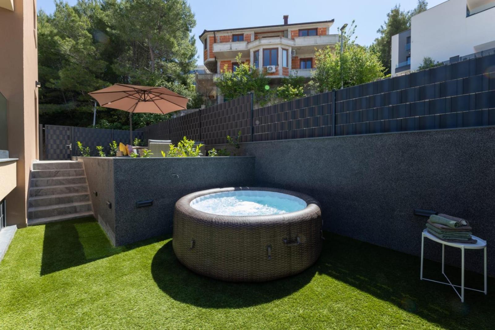New Modern In With Garden And Jacuzzi Apartment Podstrana